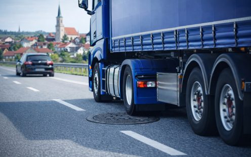 GRP revizijski poklopac ugrađen u kolnik, namijenjen prometno opterećenim površinama i komunalnoj infrastrukturi.